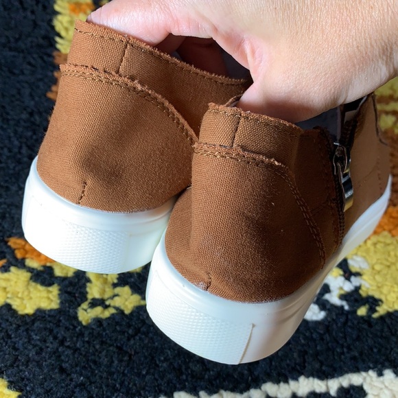 Rad, zip up sneakers!! - Picture 5 of 9